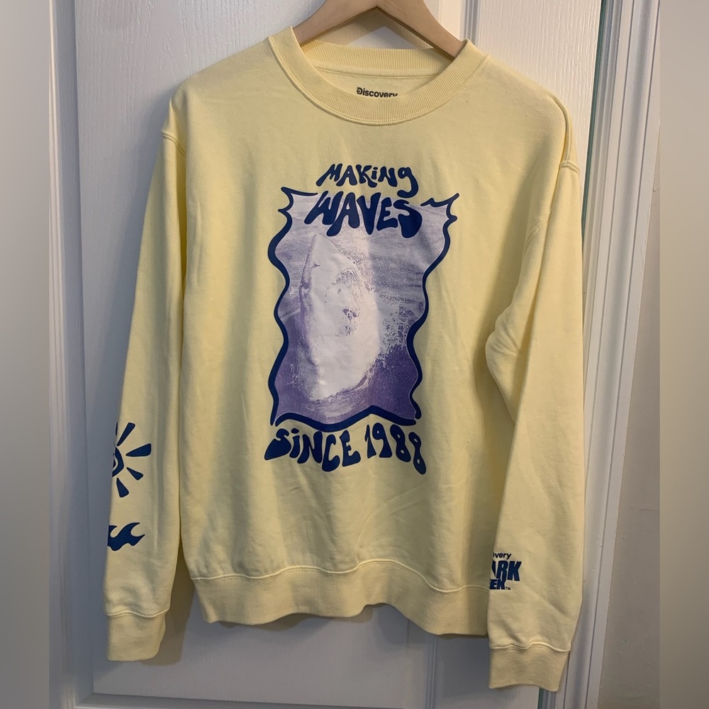 Discovery Shark Week Making Waves Since 1988 Yellow Crewneck Sweatshirt Size XS